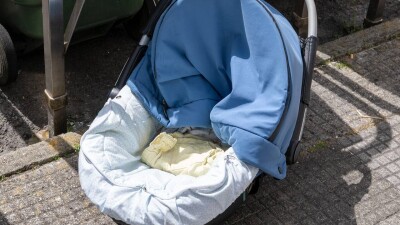 В Алматы ищут мать новорождённой девочки, найденной в подъезде