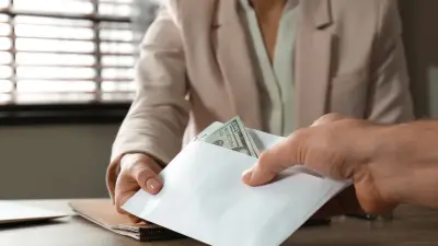 Директор школы и бухгалтер получили срок за хищение 71 млн тенге и взятку в Шымкенте