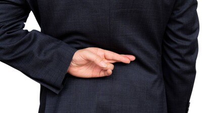 Лжесоцработник в Таразе приносил бесплатные продукты пенсионерам, получал их личные данные и оформлял кредиты