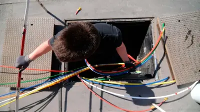 В Алматы приостановили работы на стройке из-за нарушений в прокладке кабельных линий