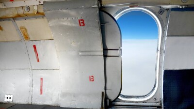 "Поссорился с девушкой". В США пассажир открыл аварийную дверь самолёта, когда тот готовился к взлёту