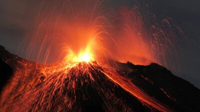 В Италии извергаются вулканы Этна и Стромболи
