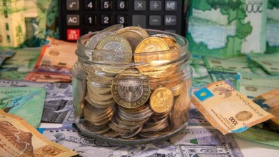 Опрос: треть казахстанцев в возрасте 30-49 лет доверяют свои деньги родителям