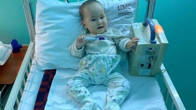 "Стал держать голову". Ещё один ребёнок получил препарат Zolgensma от фонда "Қазақстан халқына"