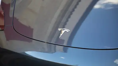 Родители били стёкла, чтобы достать детей: 174 тысячи автомобилей Tesla проверят в США