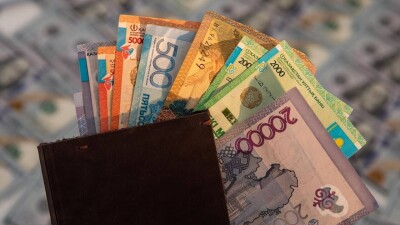 Медианная зарплата в Казахстане – 223 792 тенге. Кому предлагают в десятки раз больше