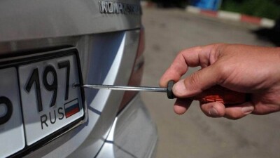 Астанчанин снимал с чужих автомобилей номера и оставлял владельцам записки