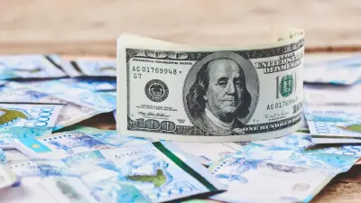 С каким курсом доллара Казахстан войдёт в 2026 год? Прогноз финансистов улучшился