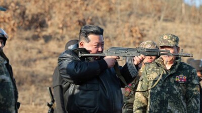 Лидер Северной Кореи Ким Чен Ын взял в руки оружие и приказал усилить подготовку к войне