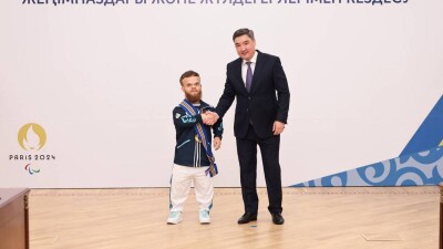 Олжас Бектенов вручил госнаграды призёрам Паралимпиады