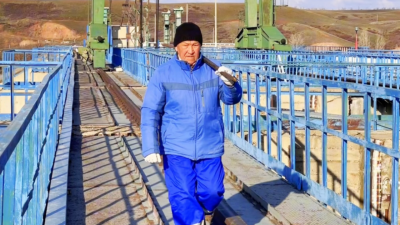 Восстал против стихии: пенсионер-крановщик помог спасти Актобе от затопления