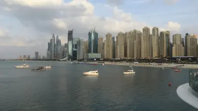 Танкер с нефтью загорелся у берегов Дубая после атаки: Трамп пригрозил ударом по энергетике Ирана