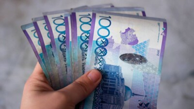 Кому в мае предлагали самую высокую зарплату в Казахстане