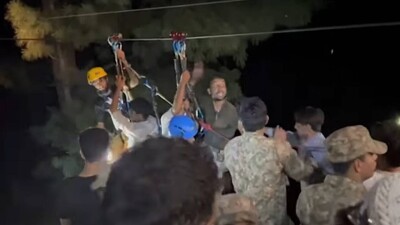 Людей, которые застряли в висевшем на одном тросе подъёмнике, спасли в Пакистане