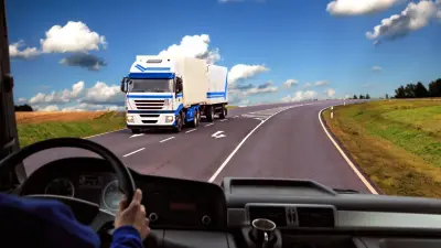 "Незнание языка ведёт к авариям". США прекратили выдачу виз для иностранных дальнобойщиков