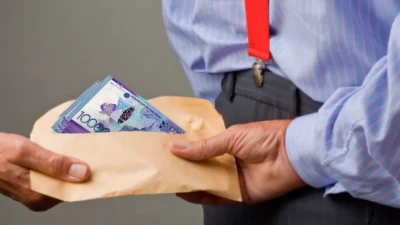 В Таразе главу отдела управления госдоходов осудили за взятки от не желавших платить налоги