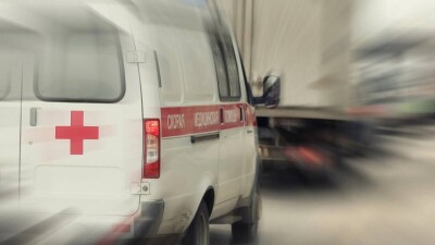 Машина скорой врезалась в летник китайского ресторана в Алматы