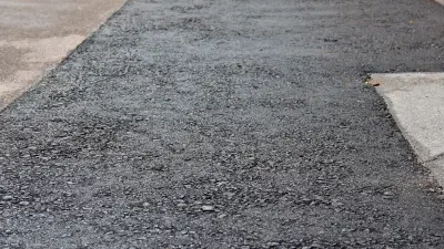 Участок улицы Курмангазы в Алматы снова временно перекроют из-за просадки дороги