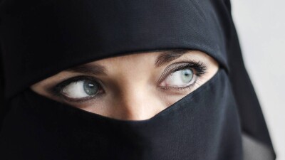 "Пусть носят платок". В Кыргызстане предложили запретить никаб и паранджу