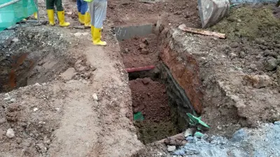 Жители микрорайона в Алматы пожаловались на прокладку канализации рядом с электрокабелем