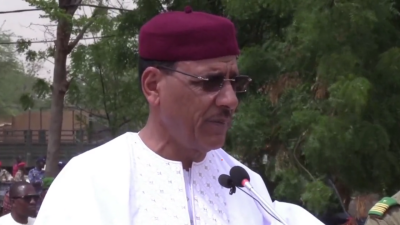 Свергнутый во время военного переворота президент Нигера пообещал защитить демократию