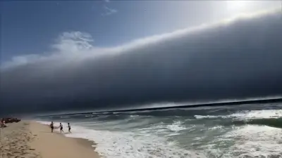 Редкое волнообразное облако пролетело над пляжами Португалии