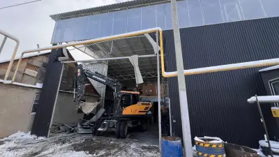 Двухэтажное здание, построенное без документов, сносят в Алматы