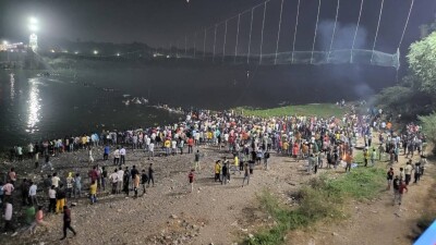 Число погибших в результате обрушения моста в Индии возросло до 132 человек