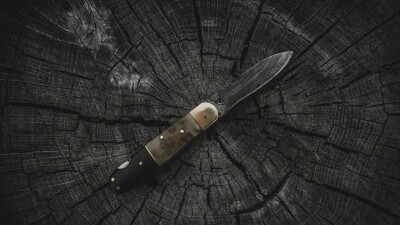 На земельного инспектора напали с ножом в Алматы