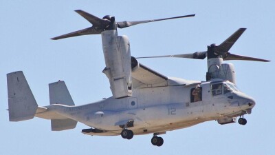 Военный самолёт США упал в океан на западе Японии. На борту было восемь человек