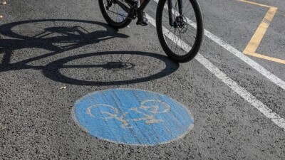 "Можете забыть про парковку". На проспекте Сейфуллина в Алматы появилась велодорожка