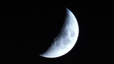 NASA показало снимки с новым кратером на Луне, появившимся после падения российской станции