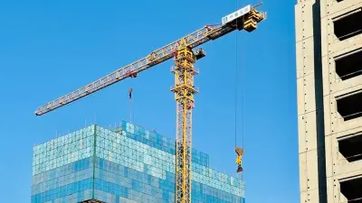 На стройке ЖК в Алматы приостановили часть работ после жалоб на химический запах