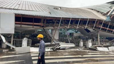 Дожди обрушили крышу в аэропорту Дели: есть жертвы