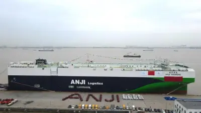 Китай спустил на воду крупнейший в мире автопаром 