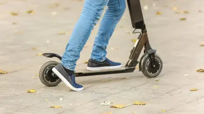 Кикшеринговые компании начнут наказывать за брошенные на улицах Астаны самокаты