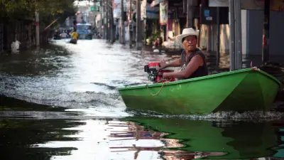 "Вода поднималась быстро". 12 человек погибли при наводнении в Таиланде