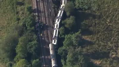 Пассажирский поезд сошёл с рельсов в Англии, 20 человек пострадали