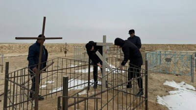 Могилы восстановили на разгромленном вандалами православном кладбище в Мангистауской области