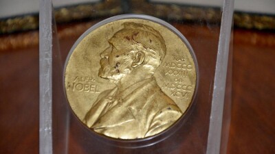Нобелевскую премию по физике присудили за прорыв в области искусственного интеллекта