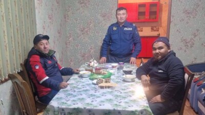 Участковый привёз к себе домой замерзающих водителей в Жамбылской области