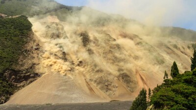 "Спали в своих домах". 47 человек оказались погребены под завалами из-за оползня в Китае
