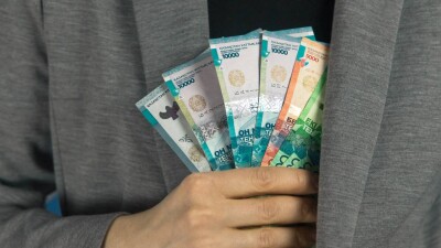 Каким казахстанским специалистам предлагали самую высокую заработную плату в октябре