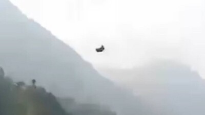 Дети застряли в висящем на одном тросе подъёмнике на канатной дороге в Пакистане