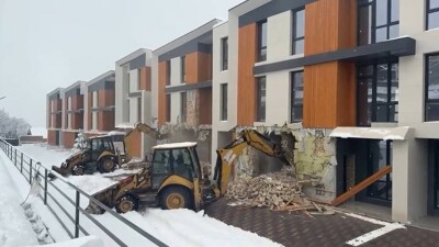 Уже построенный жилой комплекс сносят в Алматы