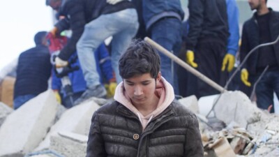 "Жизнь с нуля". Поиски людей в Турции и Сирии завершают, пережившие землетрясение покидают родные города