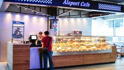 Коммерческие помещения аэропорта Алматы вернули государству. Повлияет ли это на цены в кафе и магазинах?