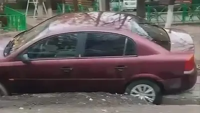 Четыре автомобиля провалились в яму после ремонта дороги в Шымкенте