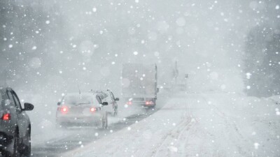 "Это ненормально". Аким Актюбинской области раскритиковал качество связи и сервиса на трассах