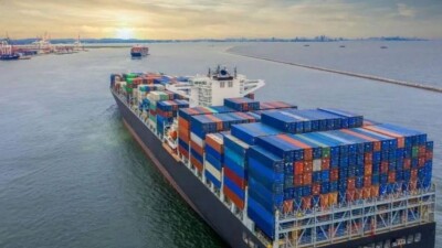 Автомобили упали в воду после обрушения моста в Китае